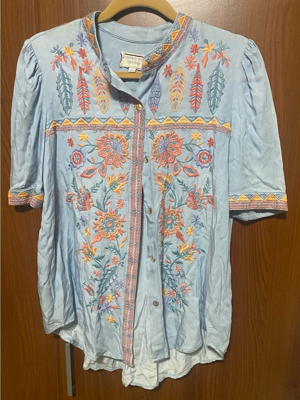 Johnny Was Workshop Light Blue Embroidered Floral Short Sleeve Shirt Size Small